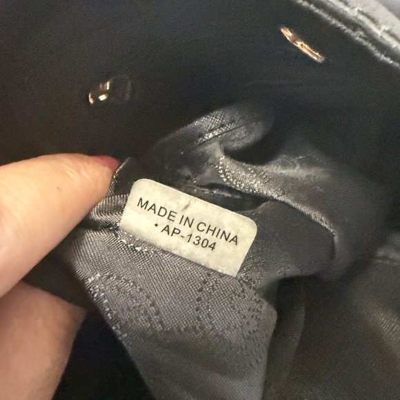 Michael Kors Hamilton Large Black Tote With Lock and Key - Picture 4 of 16